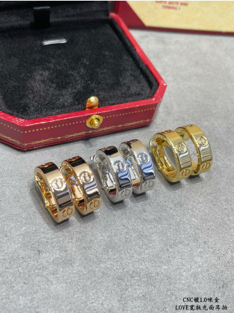 Ca*t*er Wide version smooth LOVE Earrings