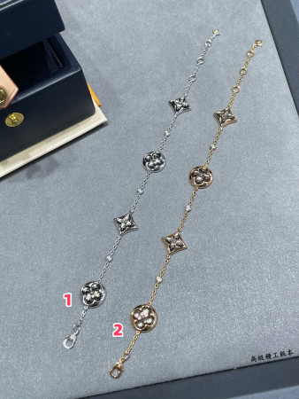 L0*is V*t0n Large Four-Flower Natural Gray Mother-of-Pearl Bracelet