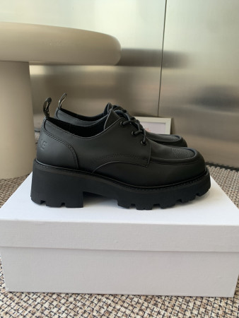 UA Ce**e TRIOMPHE DERBIES IN SHINY BULL