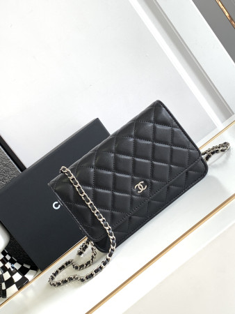 Ch*el CLASSIC WALLET ON CHAIN 4.8 × 7.5 × 1.4 in