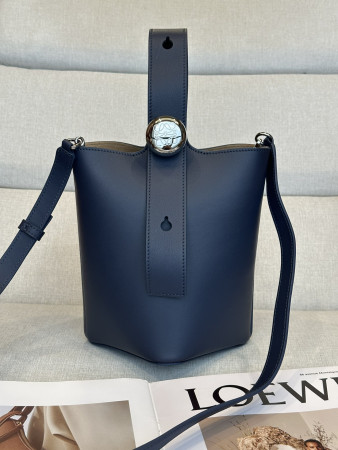 L0ew* Mini Pebble bucket in mellow calfskin 19.5x16x16cm