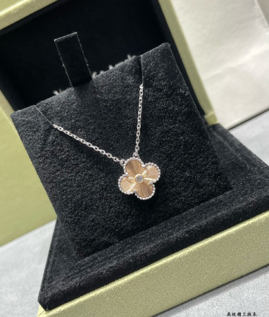 V*N CL*F & Arpels Medium Classic Four Leaf Clover Necklace Diameter approx 1.5cm,Chain length approx 40+5cm
