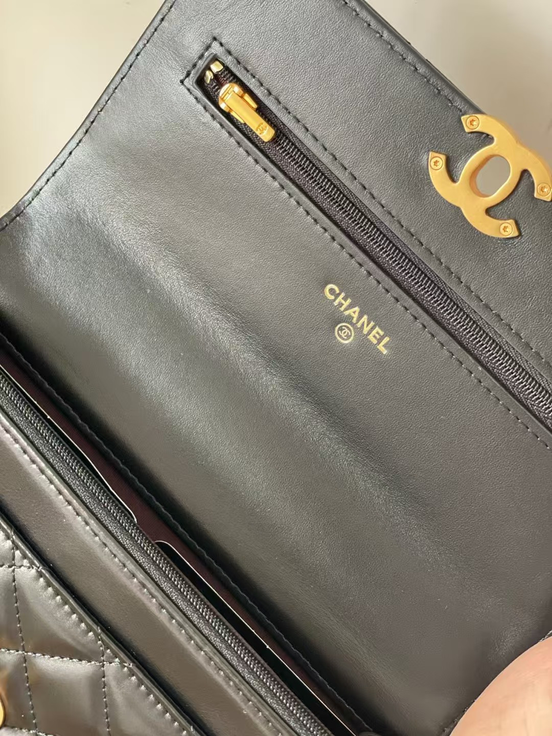 Ch*el Wallet on Chain AP2289 12x19x3.5cm