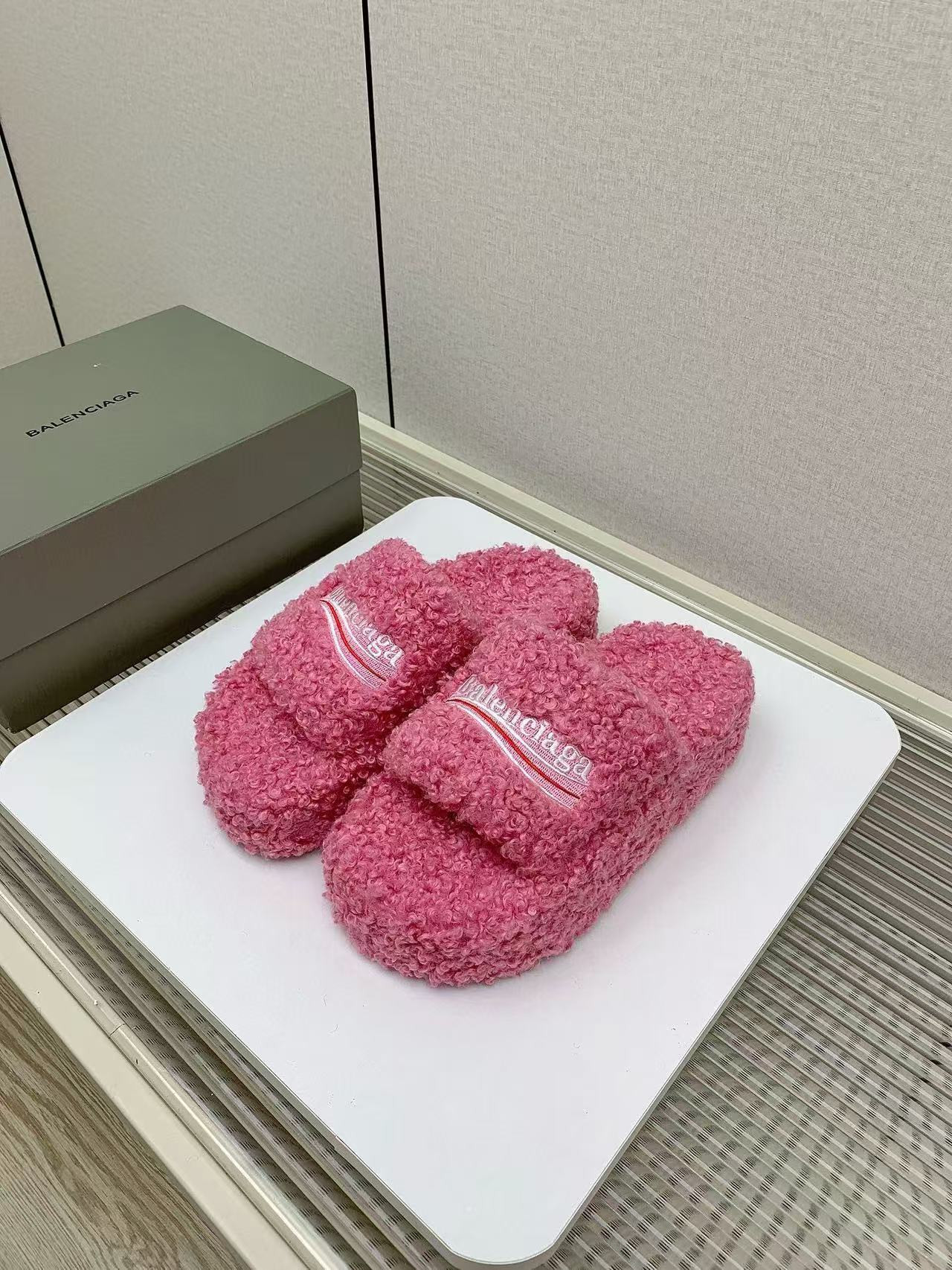 UA Ba*len*cia*ga SLIDE