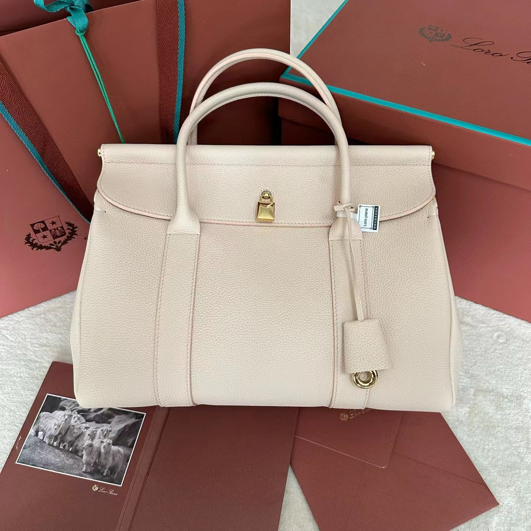 L**o p*ana Loom Bag L32 Grained Calfskin 33 x 23 x 18 cm