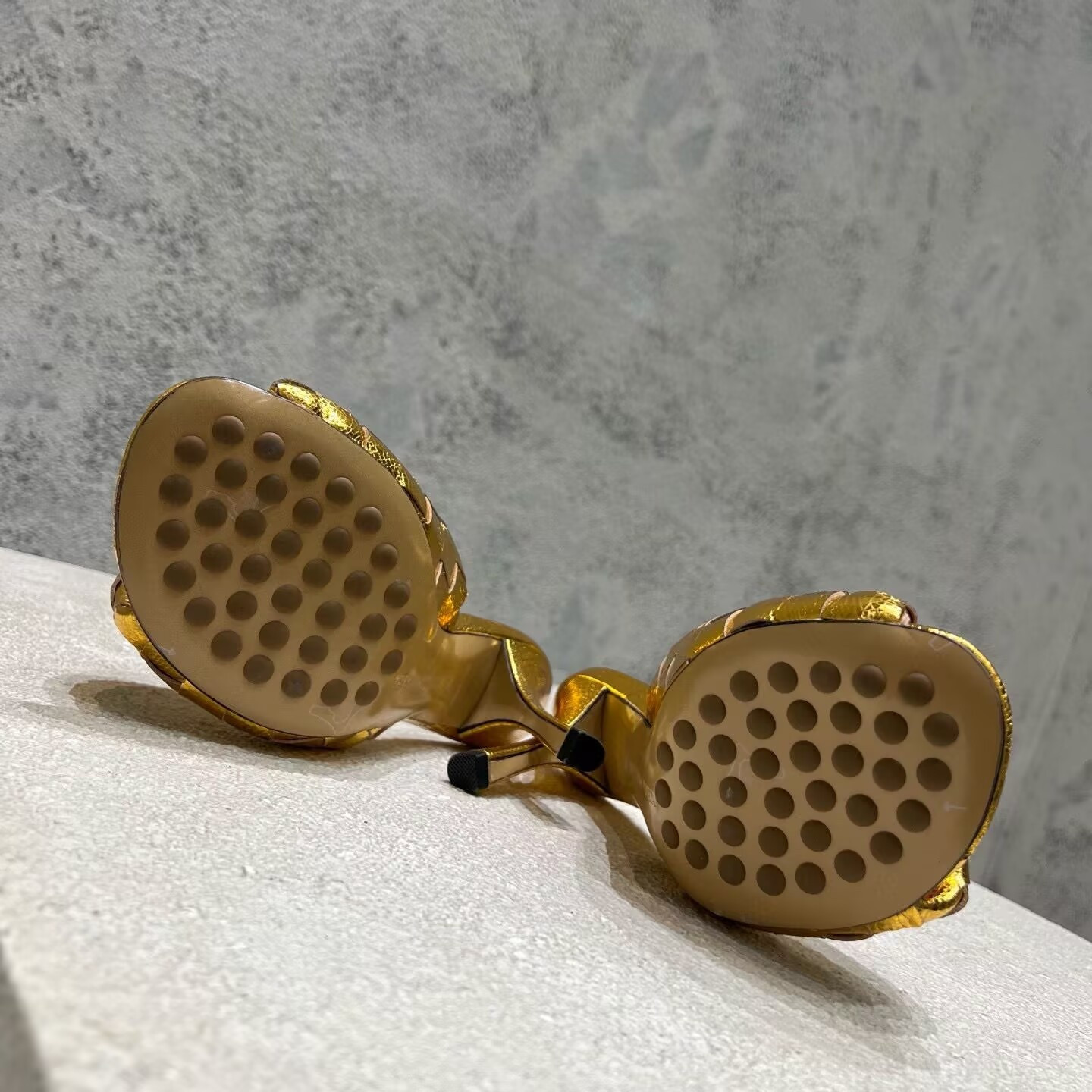 UA Bo*te*ga Ve*ne*ta Blink Slides