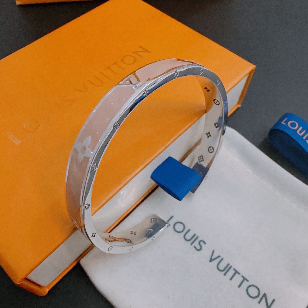 L0*is V*t0n Bracelet