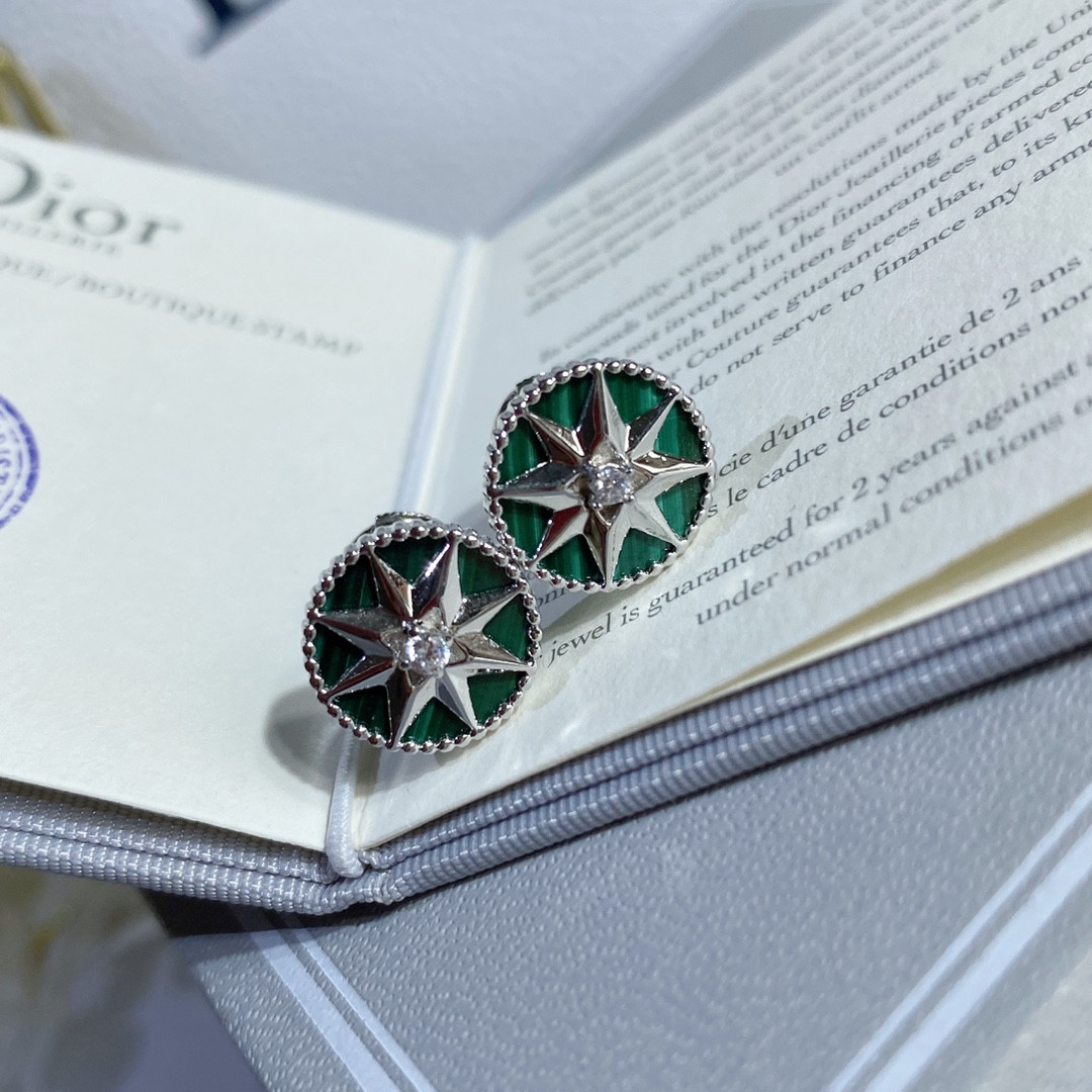 D*0r compass Stud Earrings