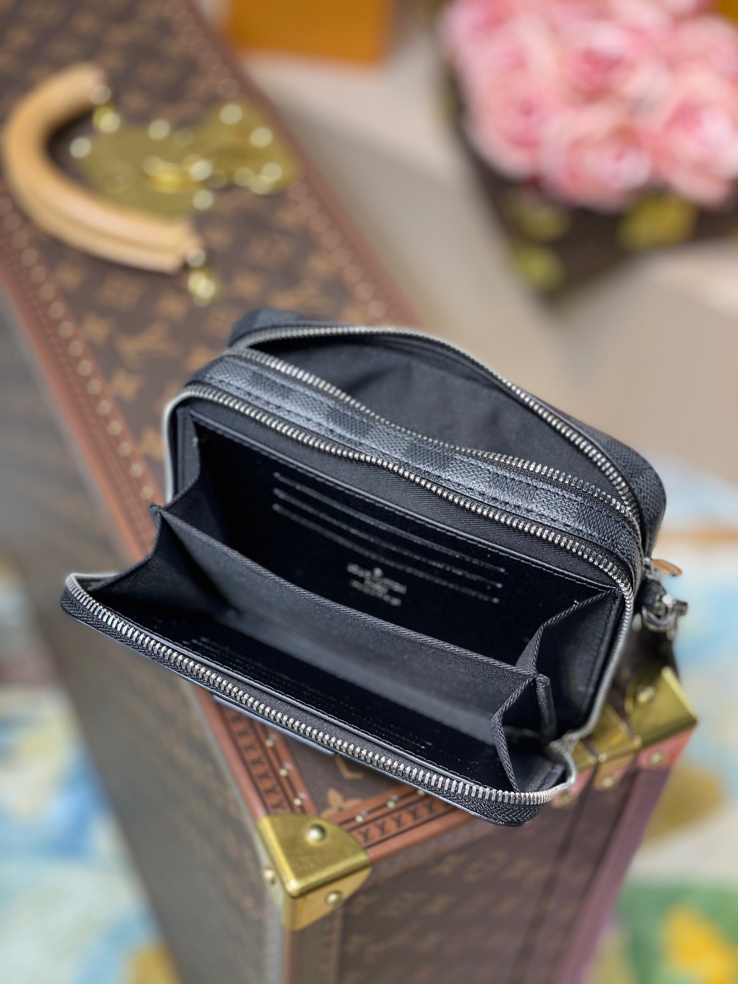 LV ALPHA WEARABLE WALLET N60418