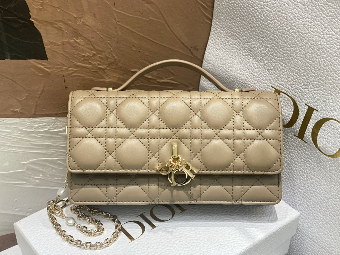 MISS D*0r Mini Handbag Beige Cannage Woven Pattern Lambskin S0980ONMJ_M52U 21 x 11.5 x 4.5 cm