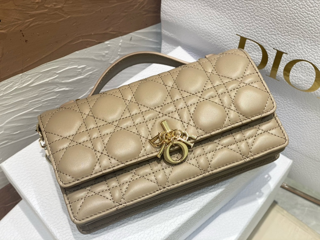 MISS D*0r Mini Handbag Beige Cannage Woven Pattern Lambskin S0980ONMJ_M52U 21 x 11.5 x 4.5 cm