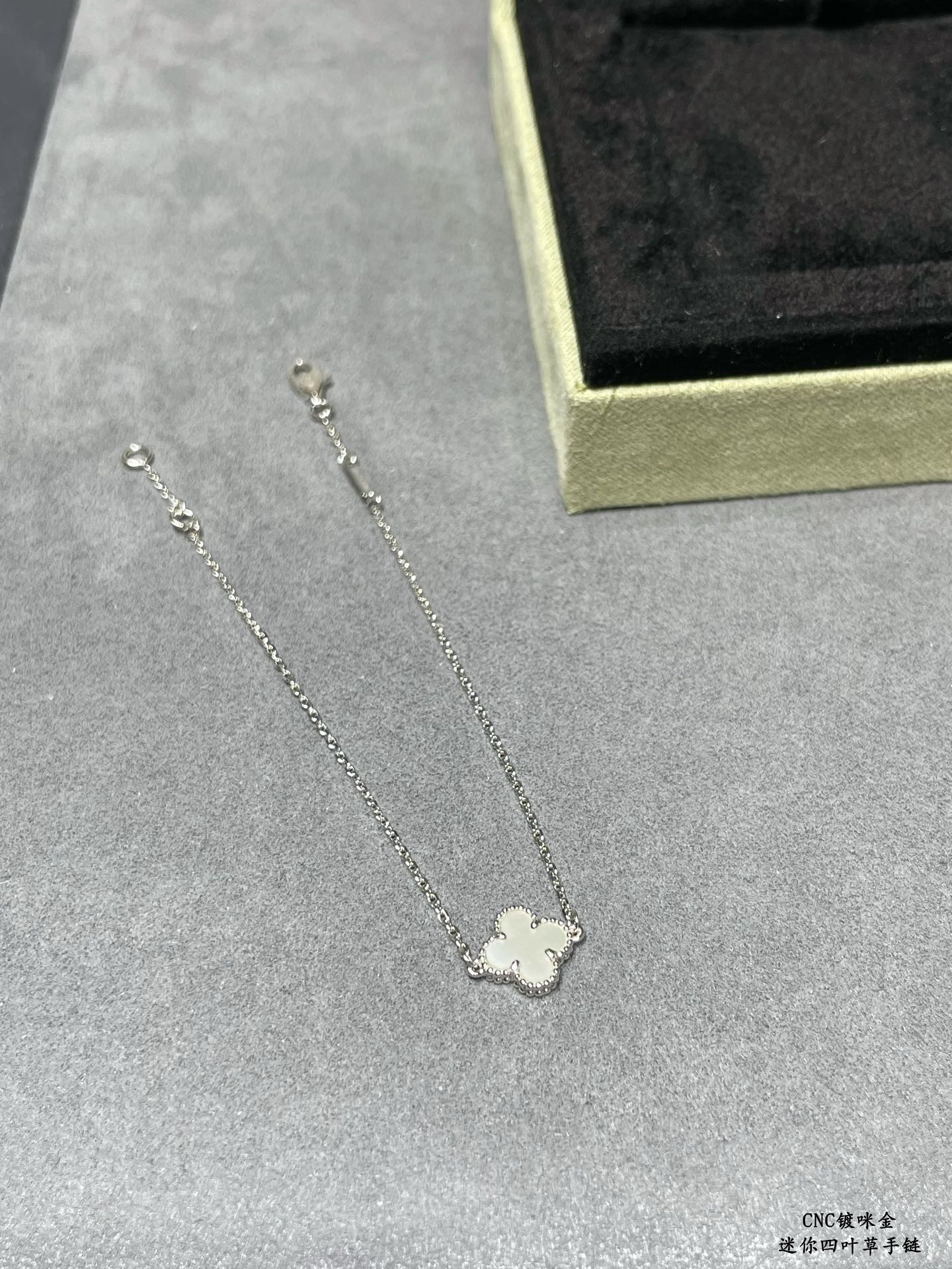 V*N CL*F & Arpels Mini Premium White Fritillary Four-Leaf Clover Bracelet