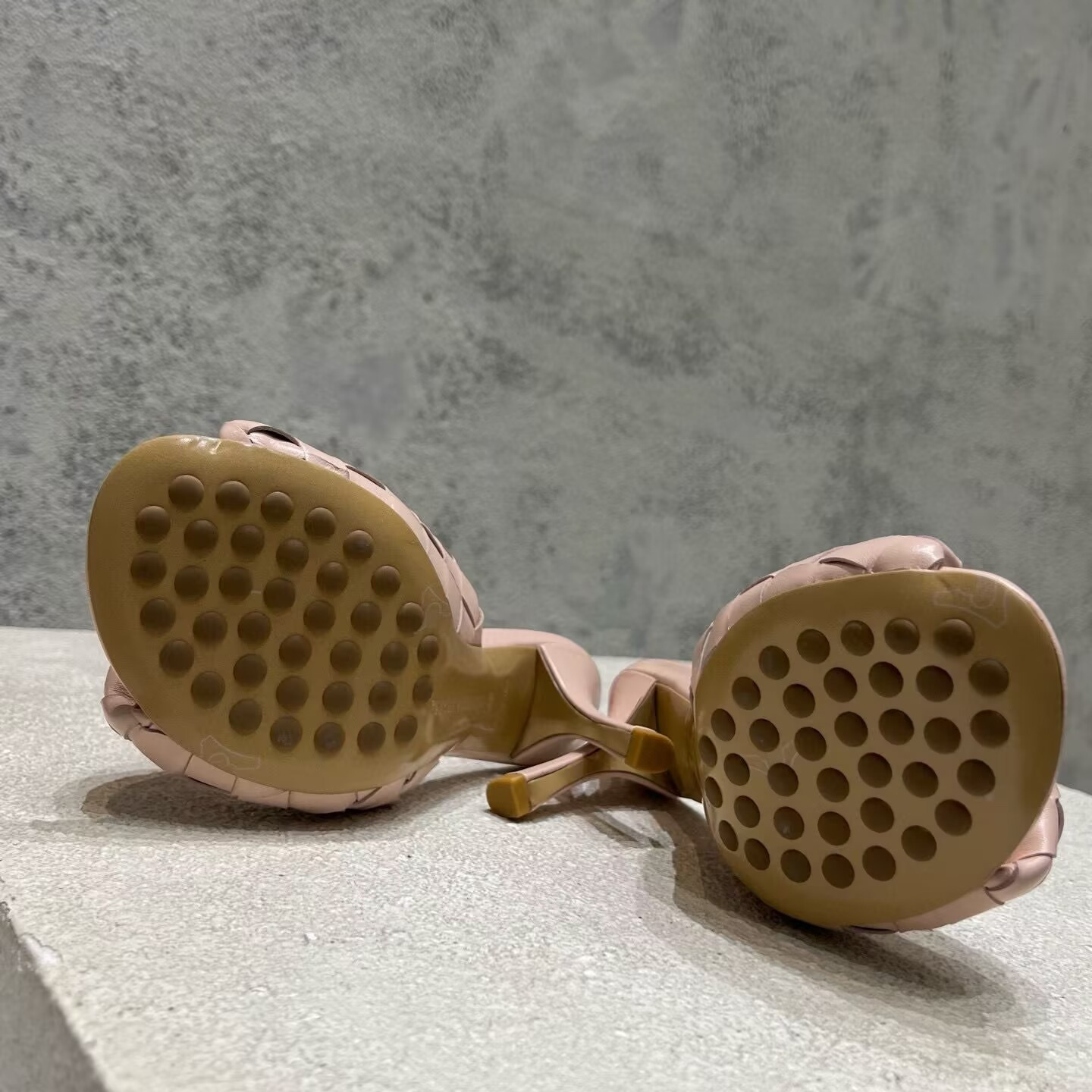 UA Bo*te*ga Ve*ne*ta Blink Slides