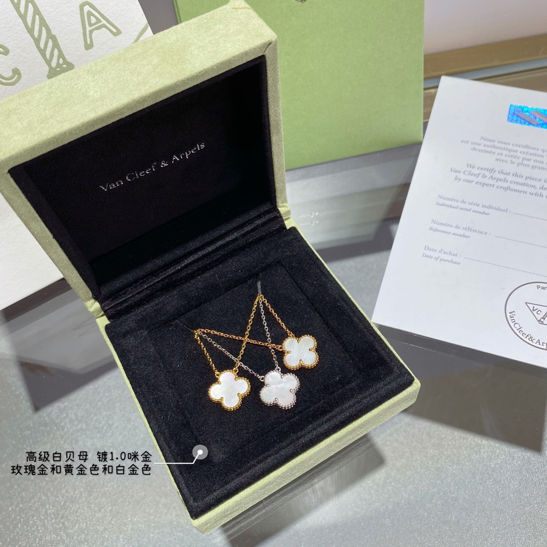 V*N CL*F & Arpels Medium Classic Four Leaf Clover Necklace Diameter approx 1.5cm,Chain length approx 40+5cm