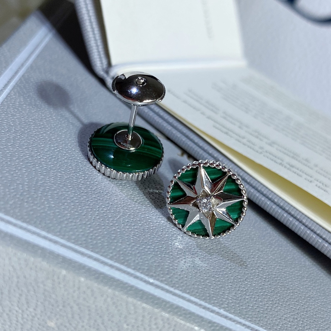 D*0r compass Stud Earrings
