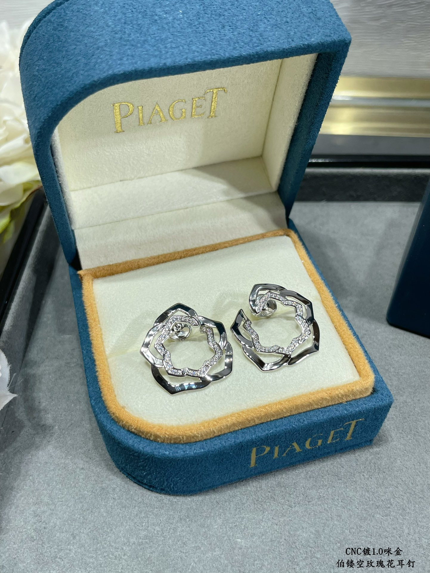 Piaget Hollow rose Earrings