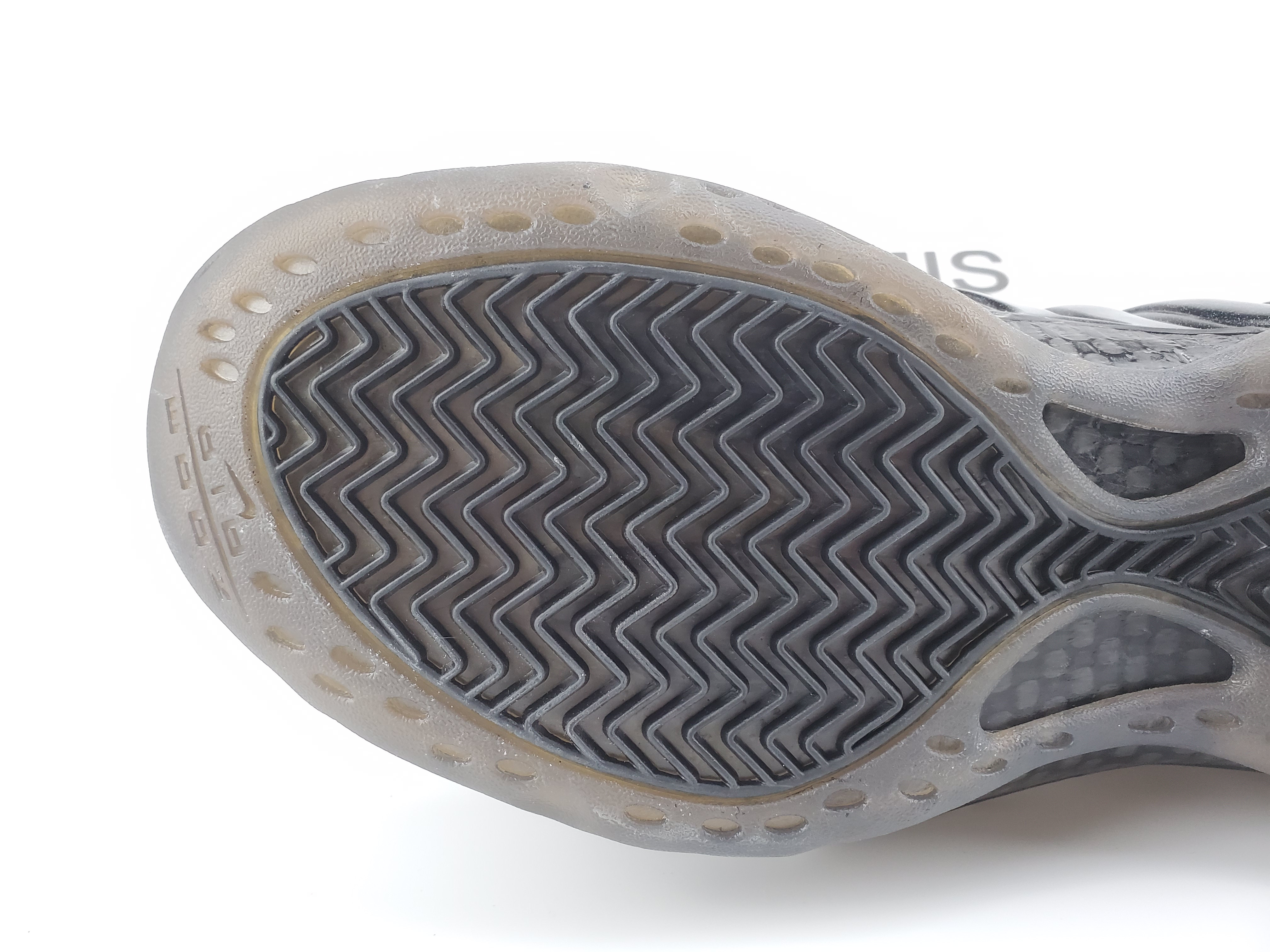 Nike Air Foamposite One “Black/Gold-Red”