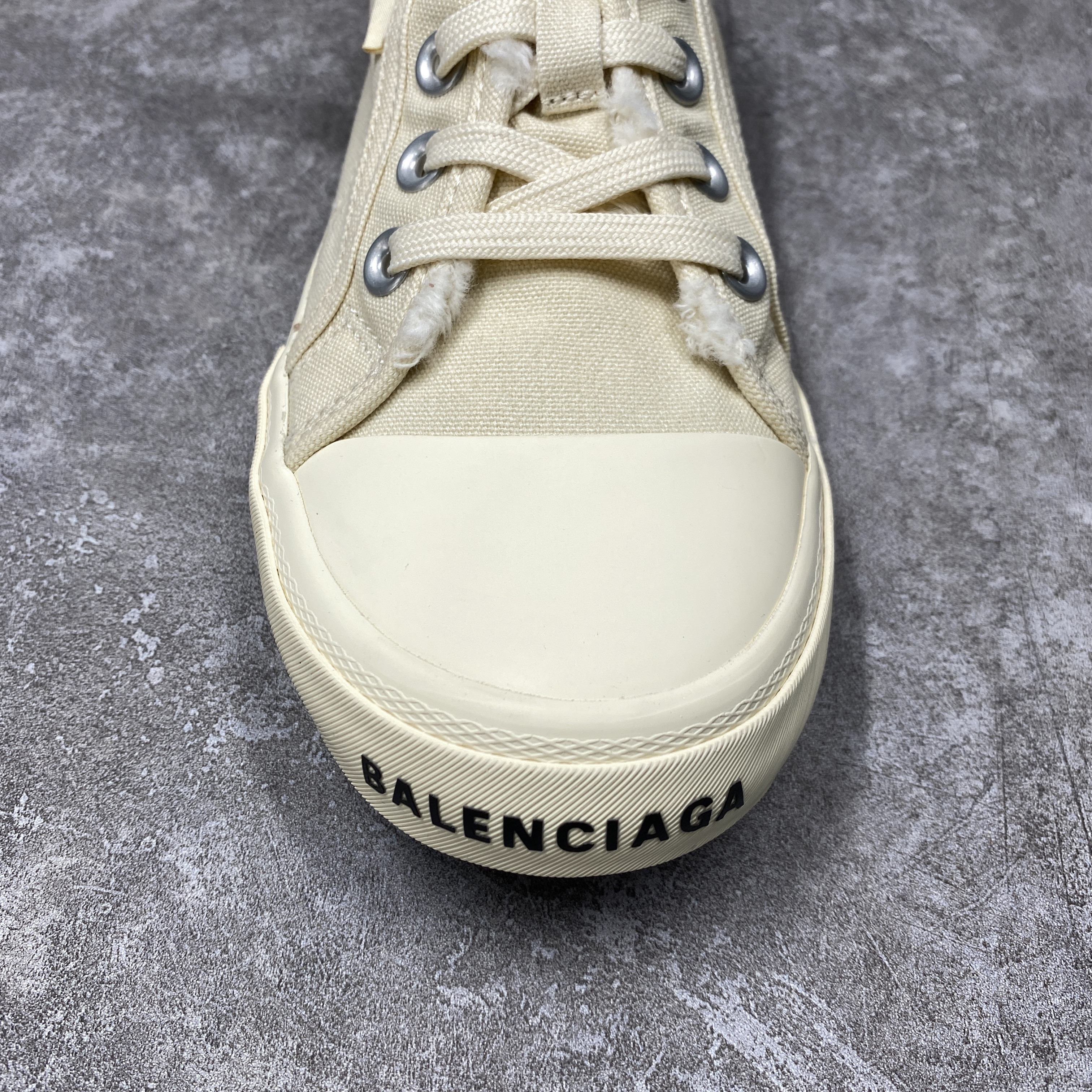 PARIS LOW TOP SNEAKER IN WHITE