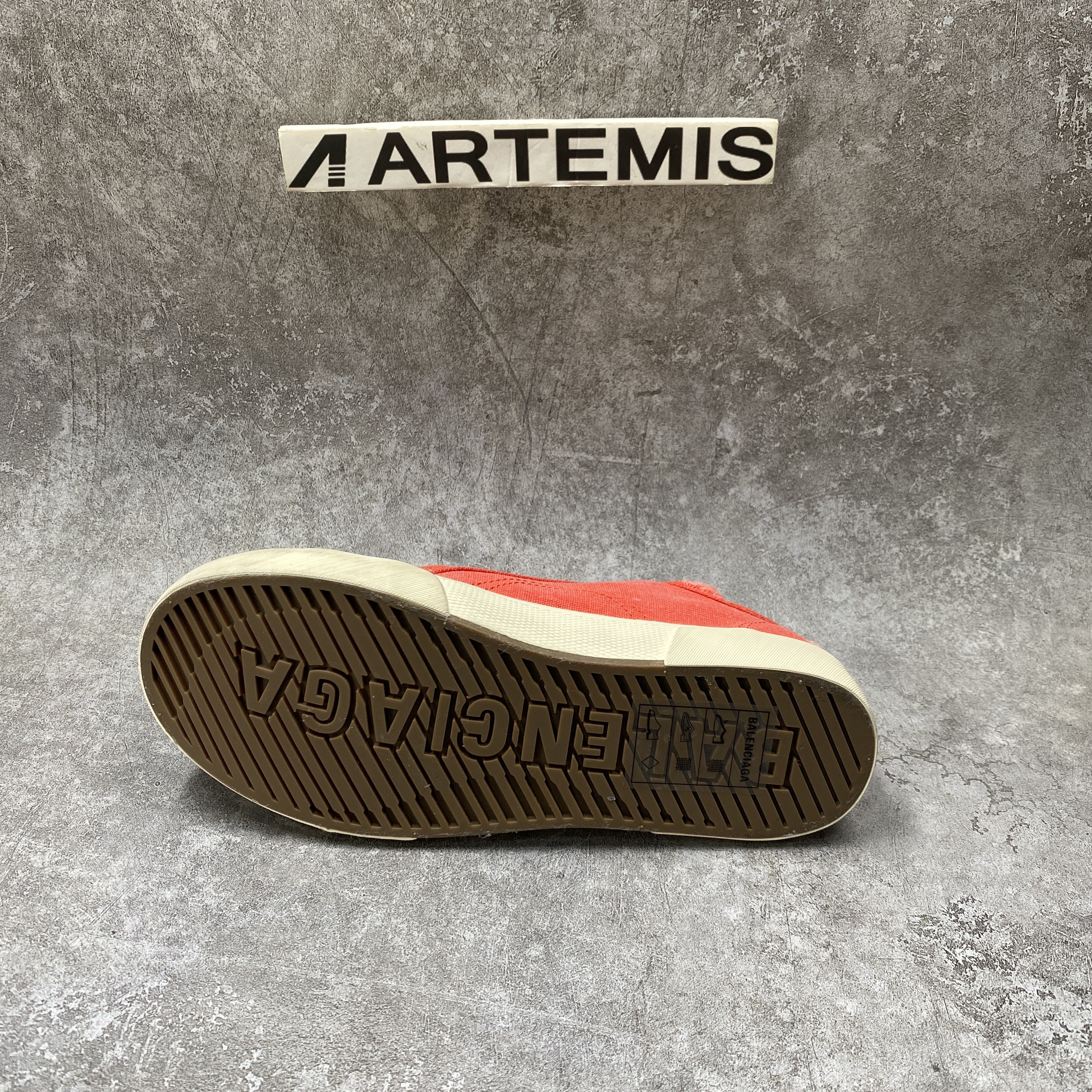 PARIS LOW TOP SNEAKER IN RED