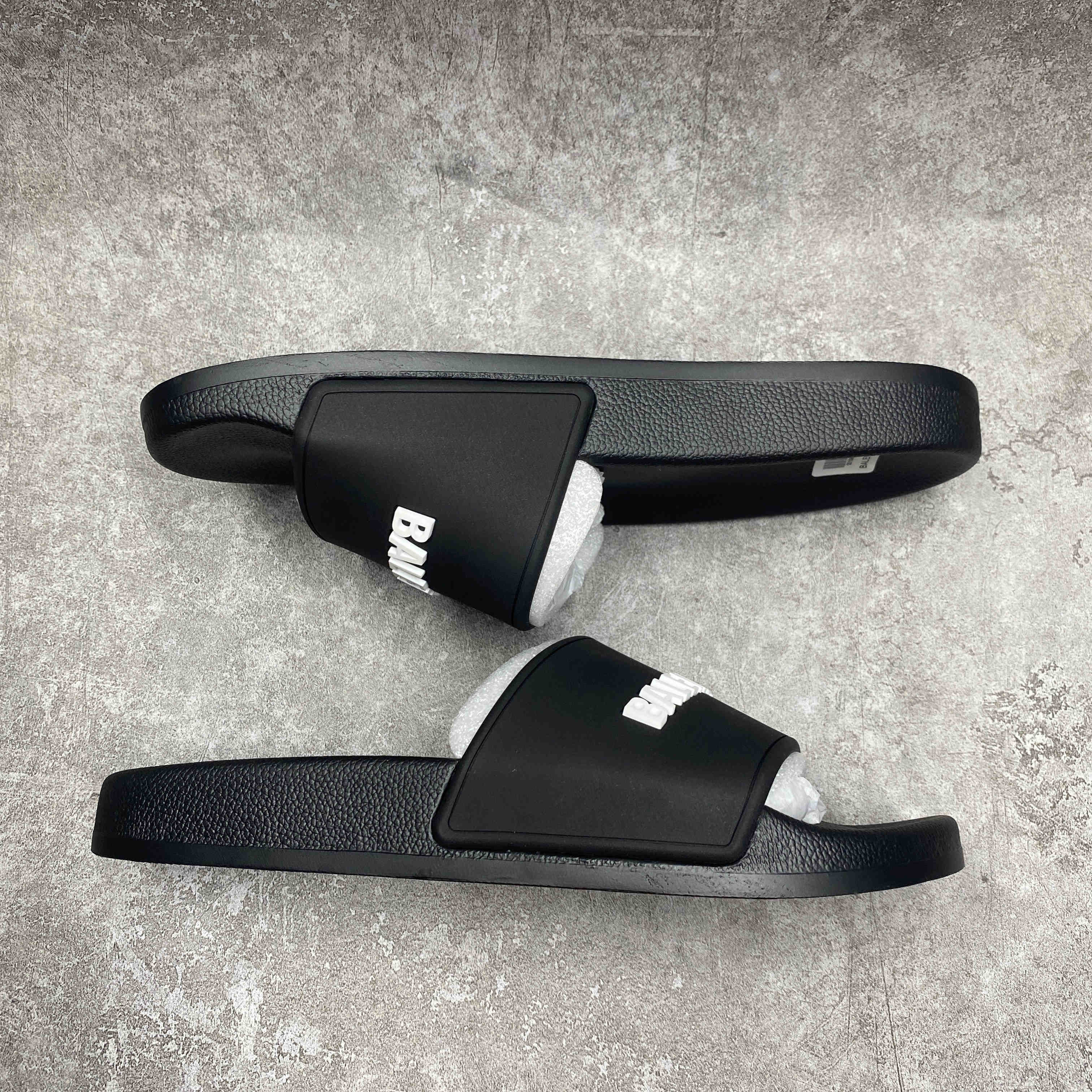 Ba*len*cia*ga Pool Slide Black White