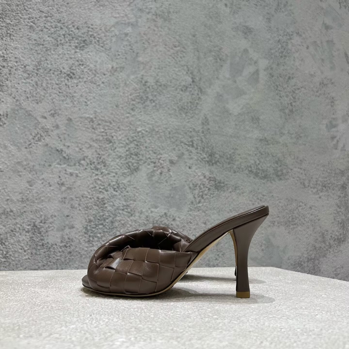 UA Bo*te*ga Ve*ne*ta Blink Slides