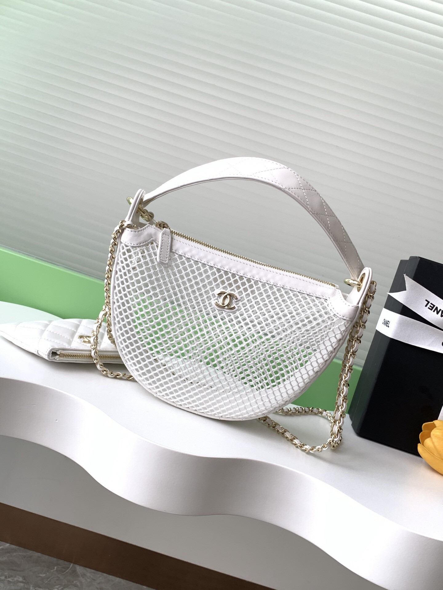 Ch*el Clutch With Chain Mesh Shiny Lambskin Gold Tone AP4573 15x22x6cm