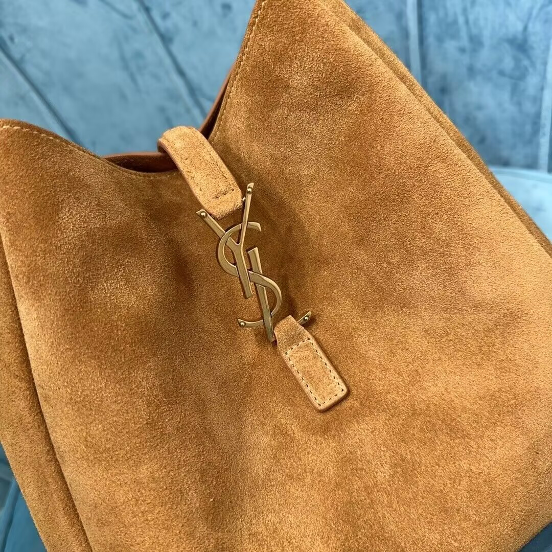 Y*L LE 5 À 7 S*pPLE IN SUEDE 23x22x8.5cm