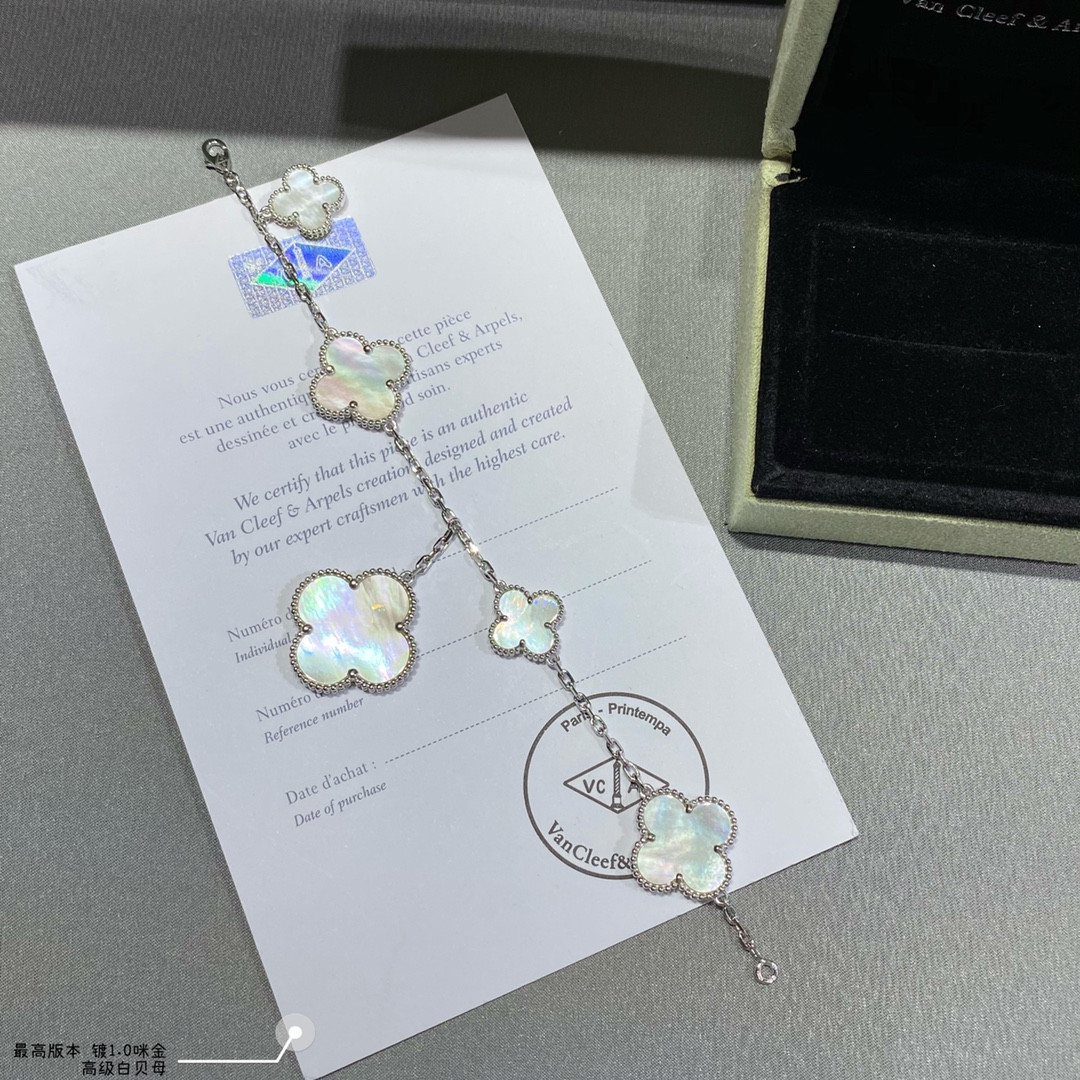 V*N CL*F & Arpels Premium White Fritillaria Five Flower Bracelet
