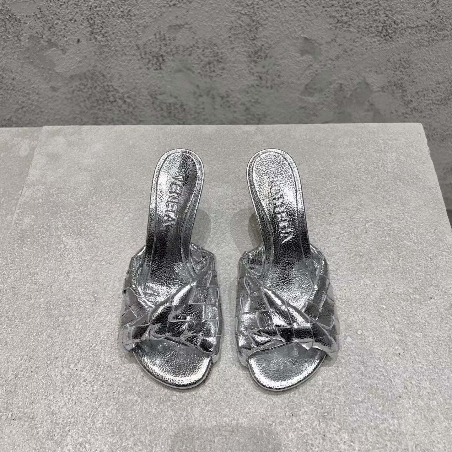 UA Bo*te*ga Ve*ne*ta Blink Slides