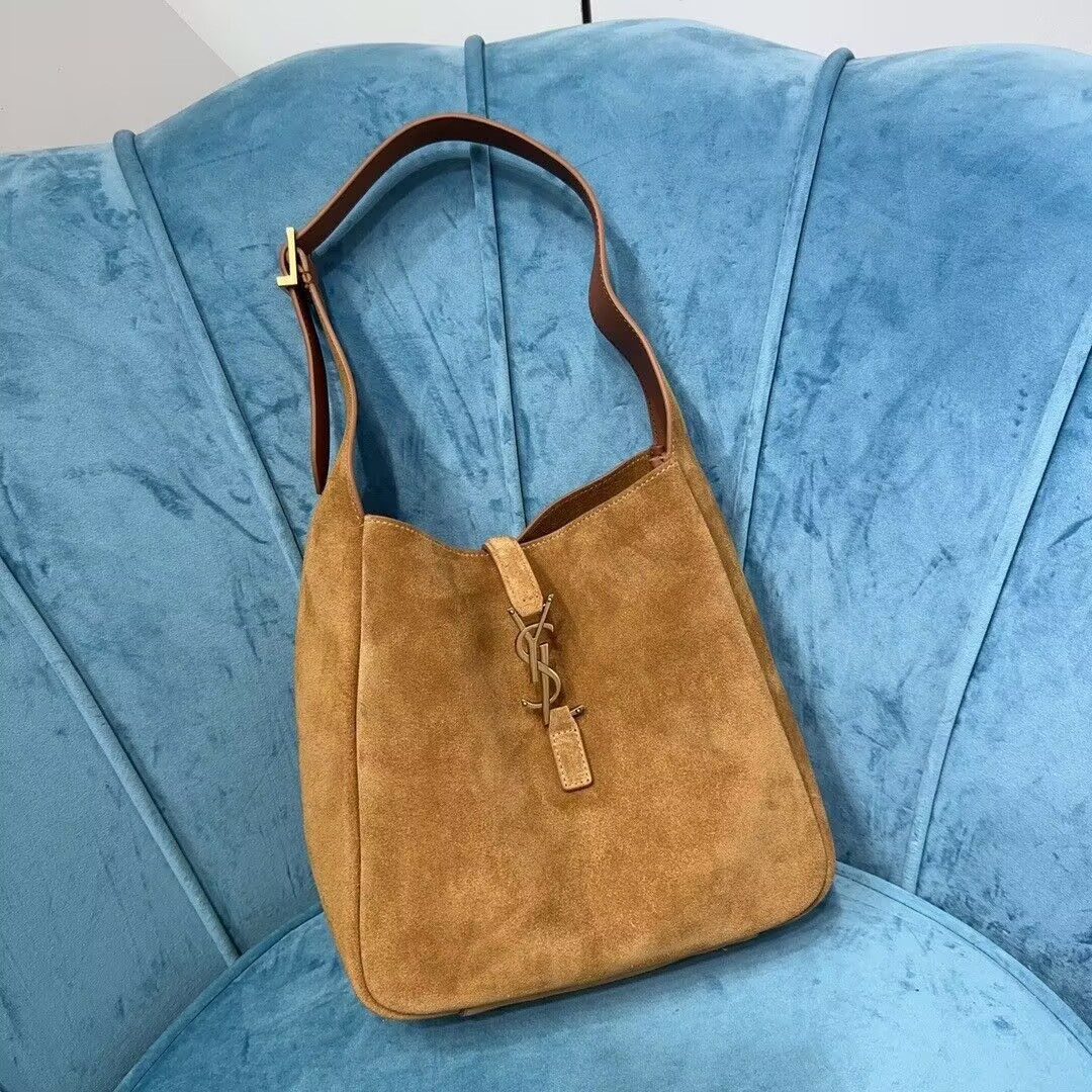 Y*L LE 5 À 7 S*pPLE IN SUEDE 23x22x8.5cm