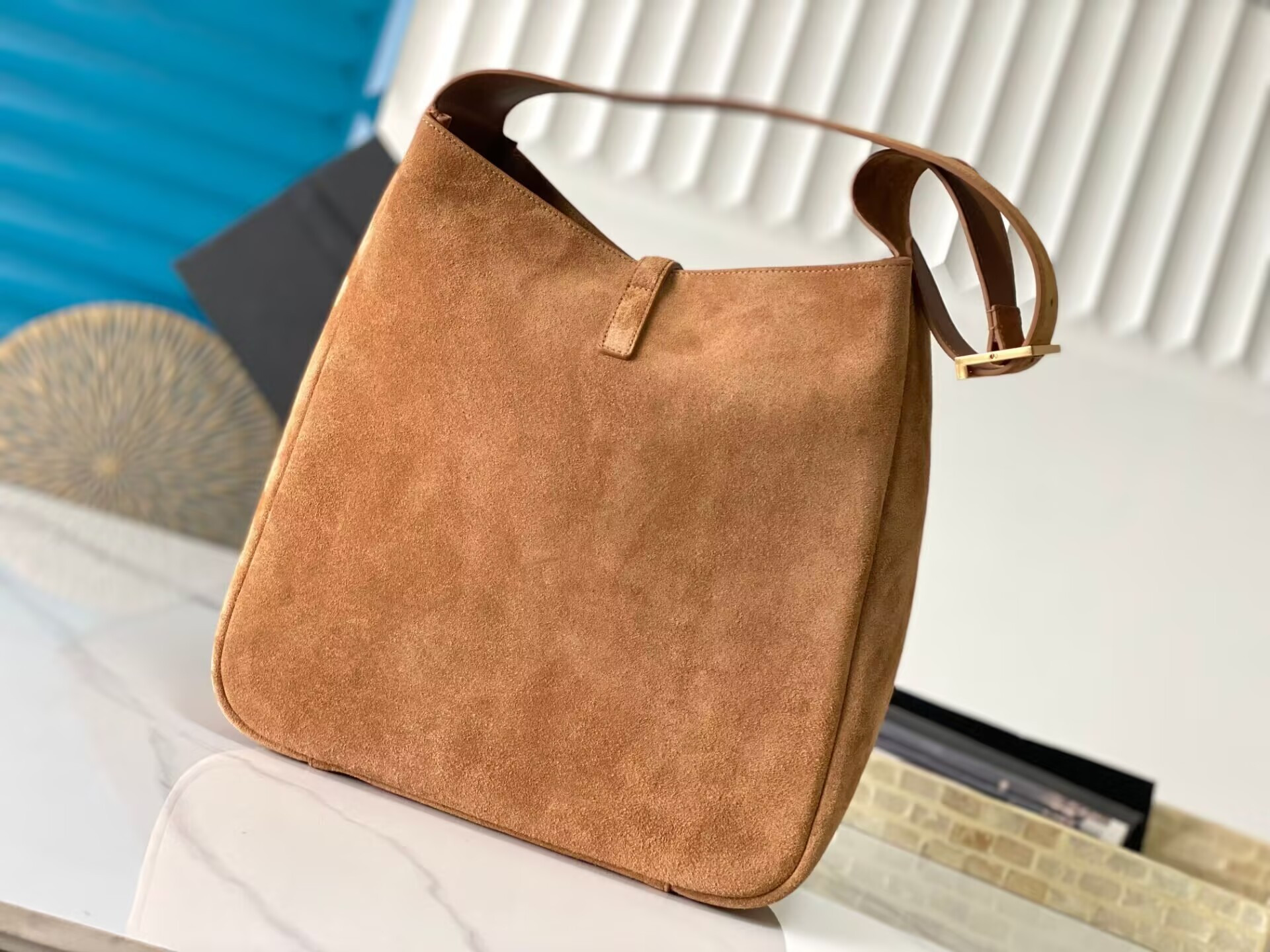 Y*L LE 5 À 7 S*pPLE LARGE IN SUEDE 30 X 31 X 13 CM