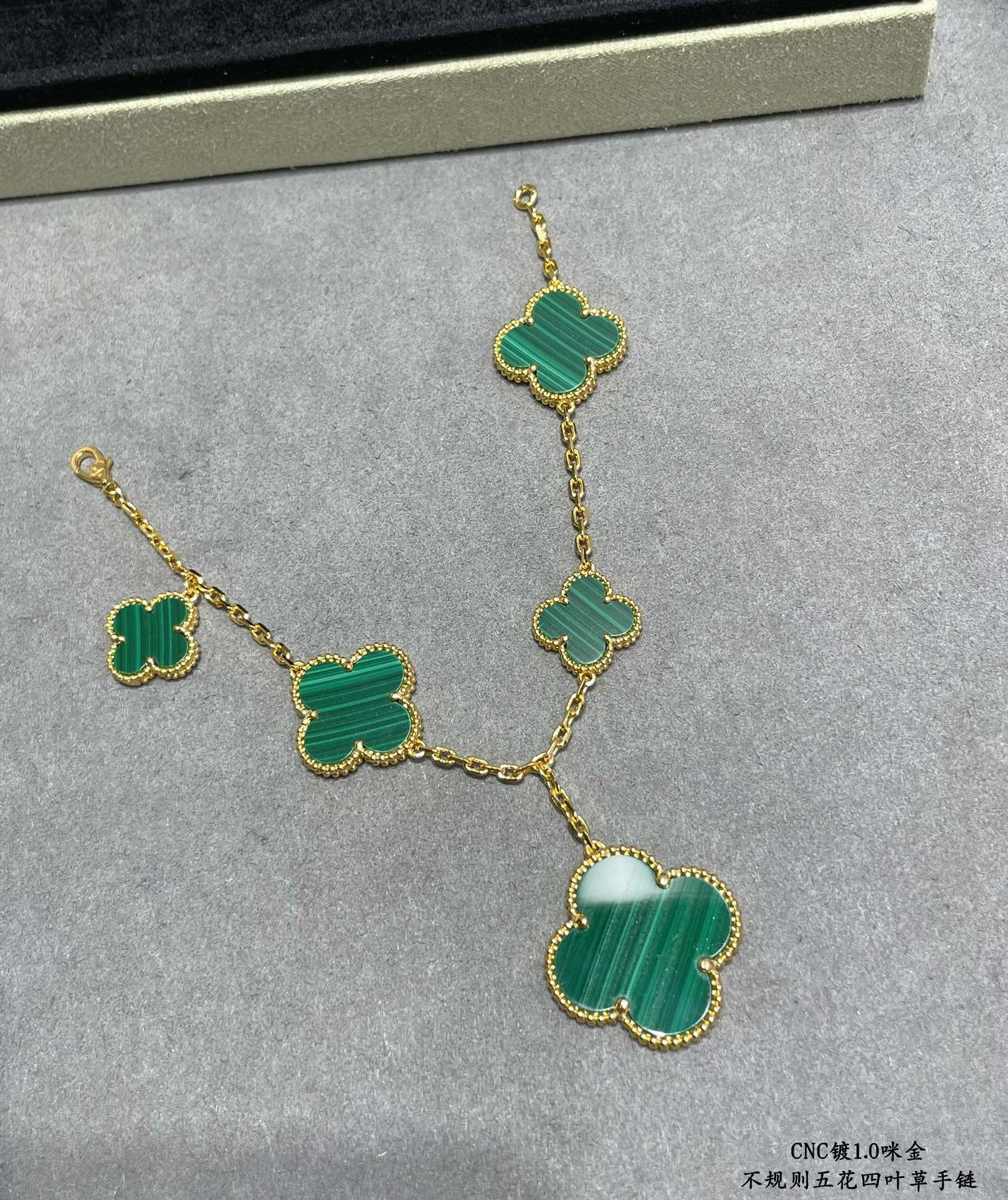 V*N CL*F & Arpels Natural malachite irregular five-flowered four-leaf clover Bracelet
