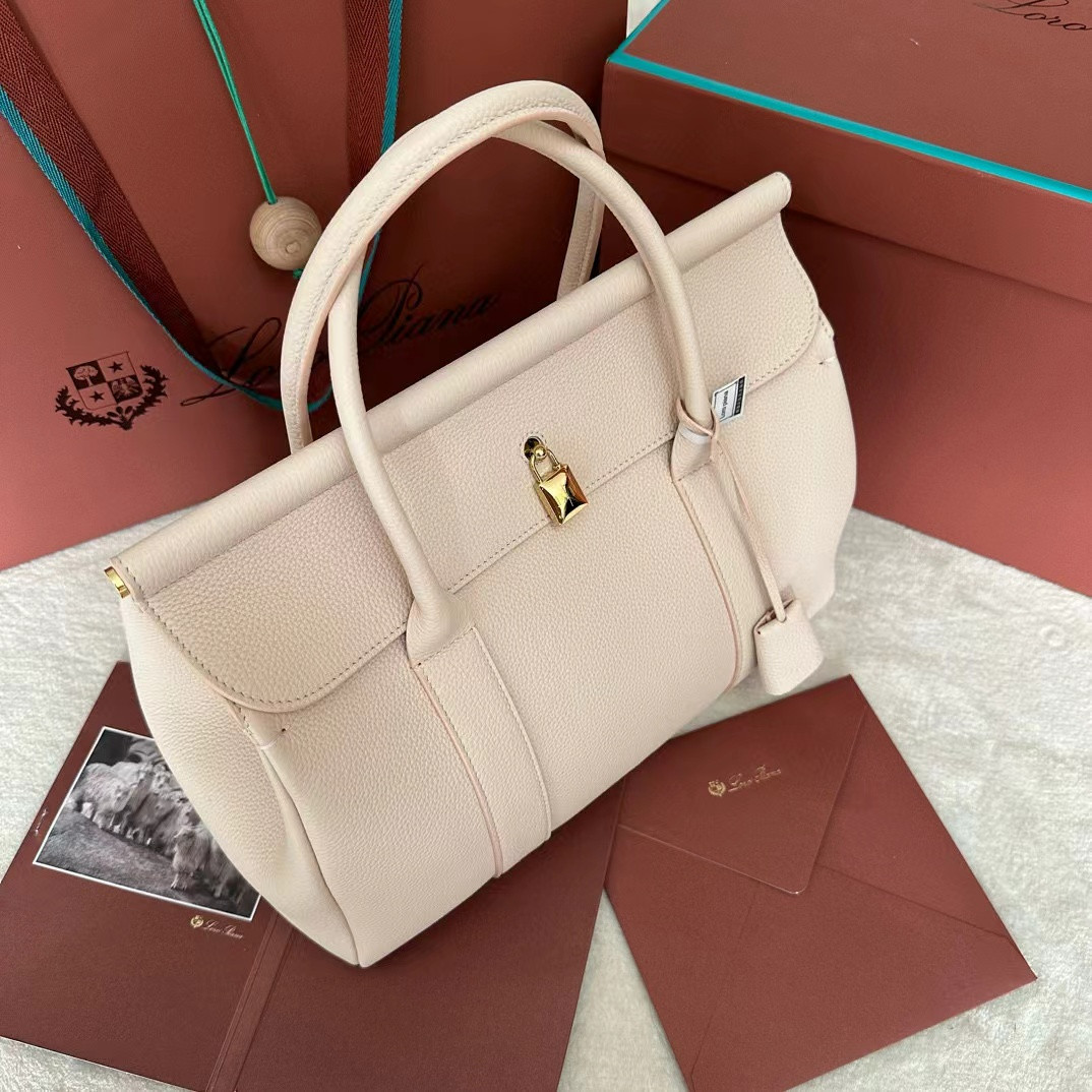 L**o p*ana Loom Bag L32 Grained Calfskin 33 x 23 x 18 cm