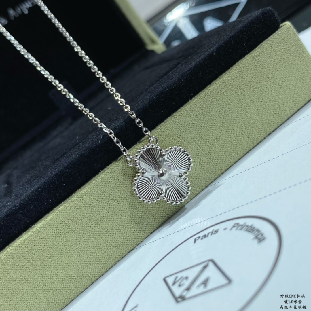 V*N CL*F & Arpels Medium Classic Four Leaf Clover Necklace Diameter approx 1.5cm,Chain length approx 40+5cm