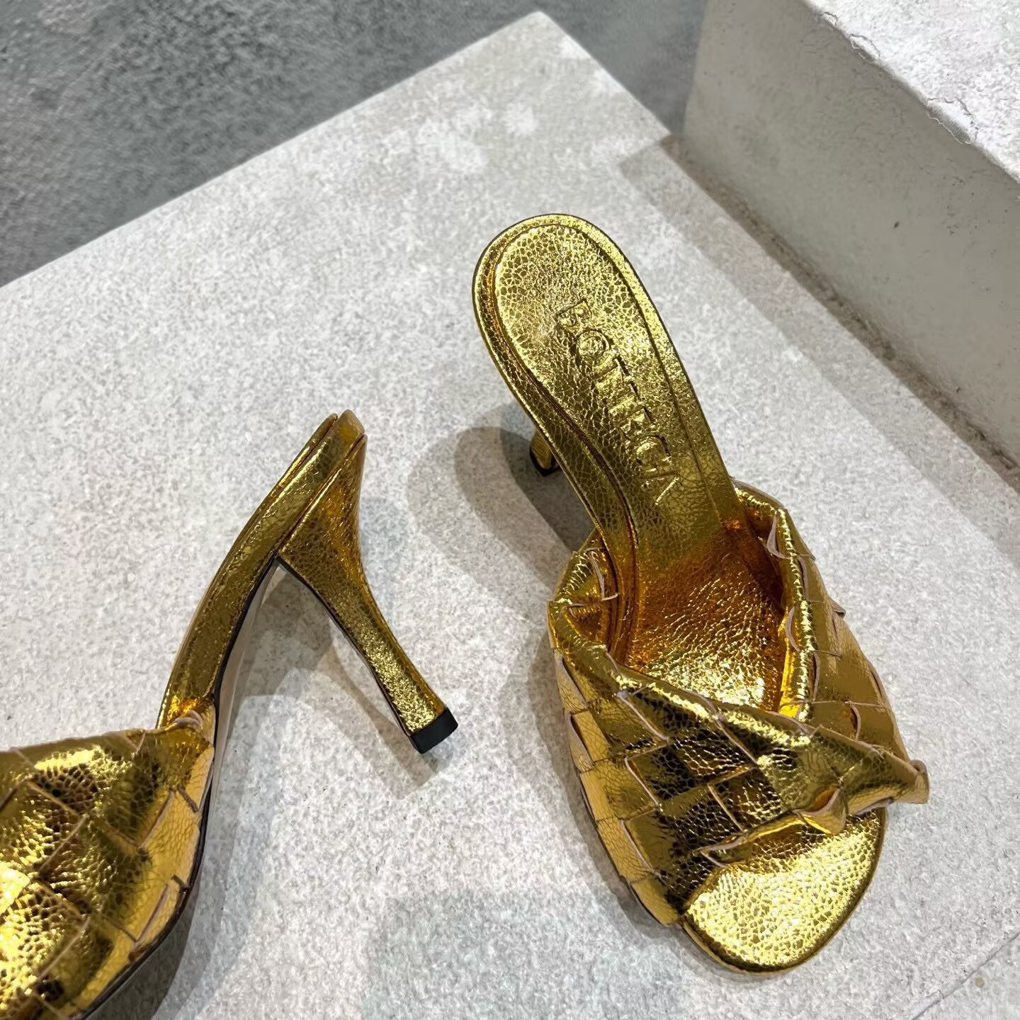 UA Bo*te*ga Ve*ne*ta Blink Slides