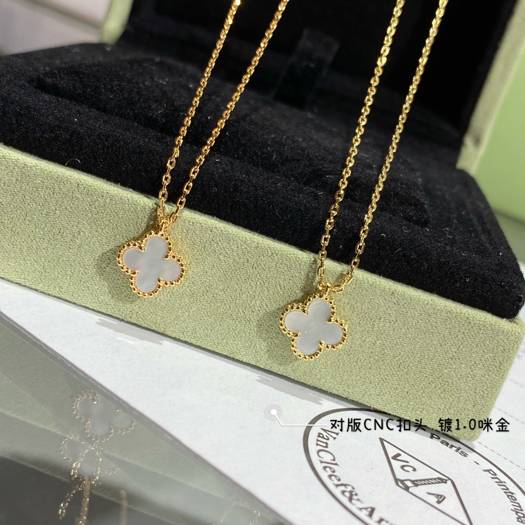 V*N CL*F & Arpels Mini Four-Leaf Clover Necklace Diameter approx 1.0cm, Chain length approx 40+5cm