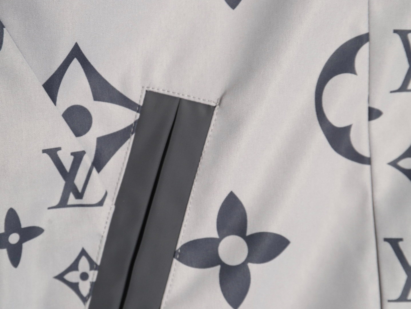 L0*is V*t0n LV Coats