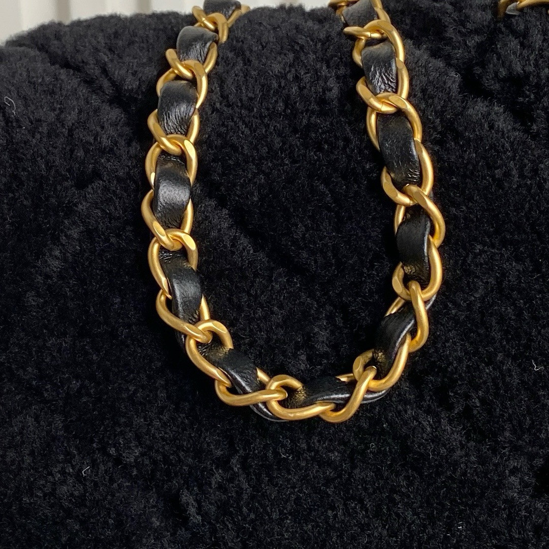 Ch*el Flap Bag 16 × 23.5 × 7.5 cm