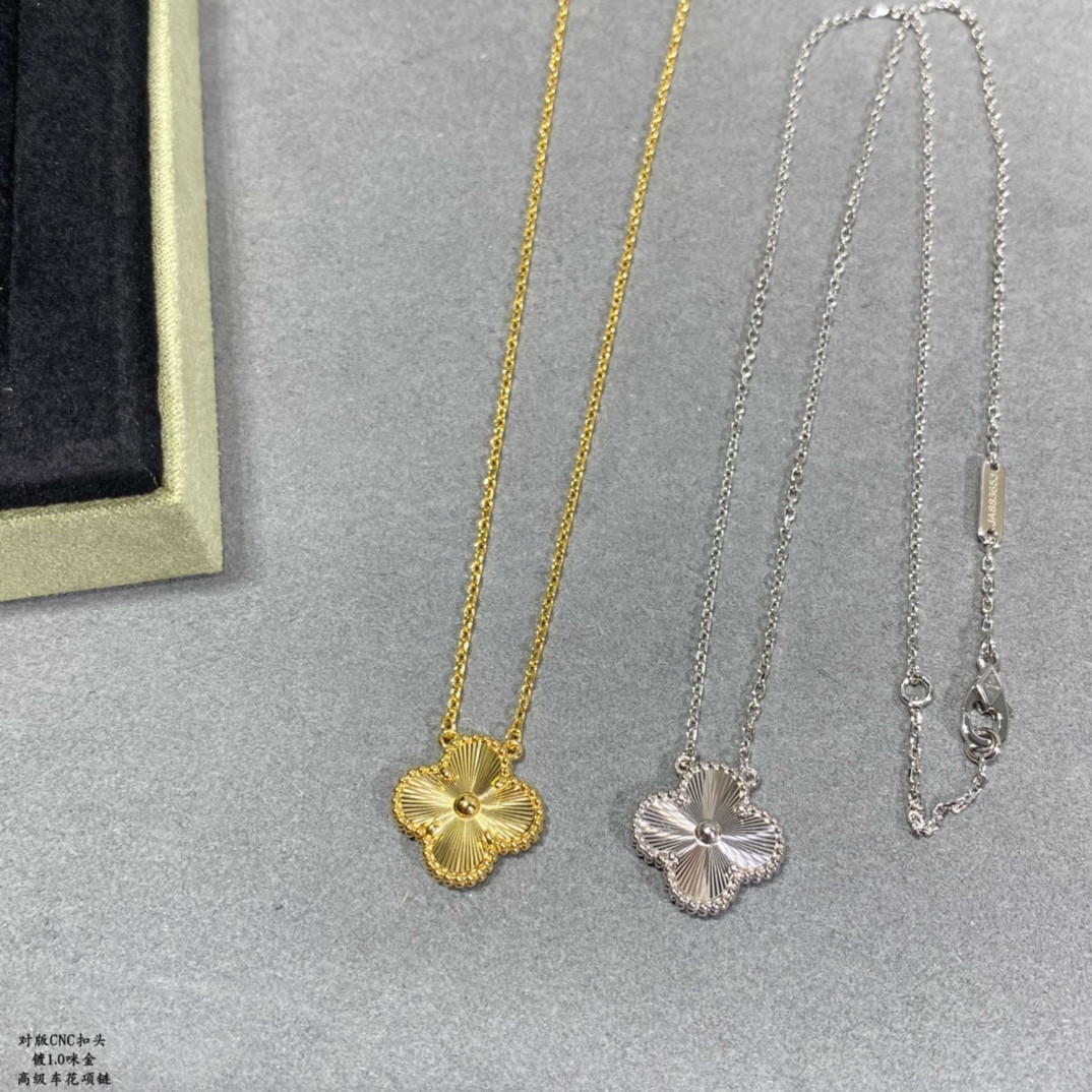 V*N CL*F & Arpels Medium Classic Four Leaf Clover Necklace Diameter approx 1.5cm,Chain length approx 40+5cm