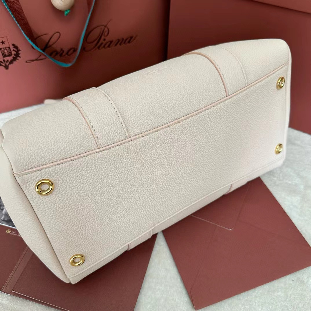 L**o p*ana Loom Bag L32 Grained Calfskin 33 x 23 x 18 cm