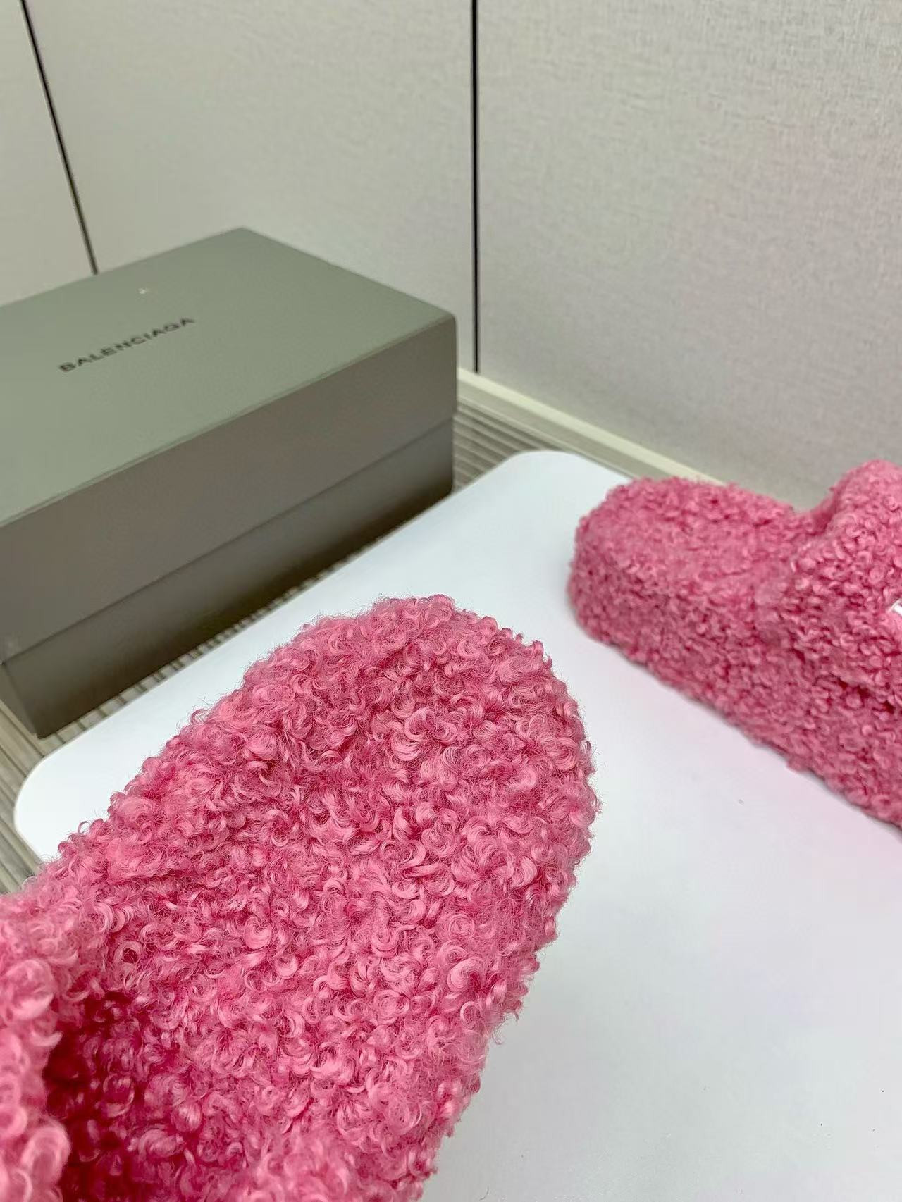 UA Ba*len*cia*ga SLIDE