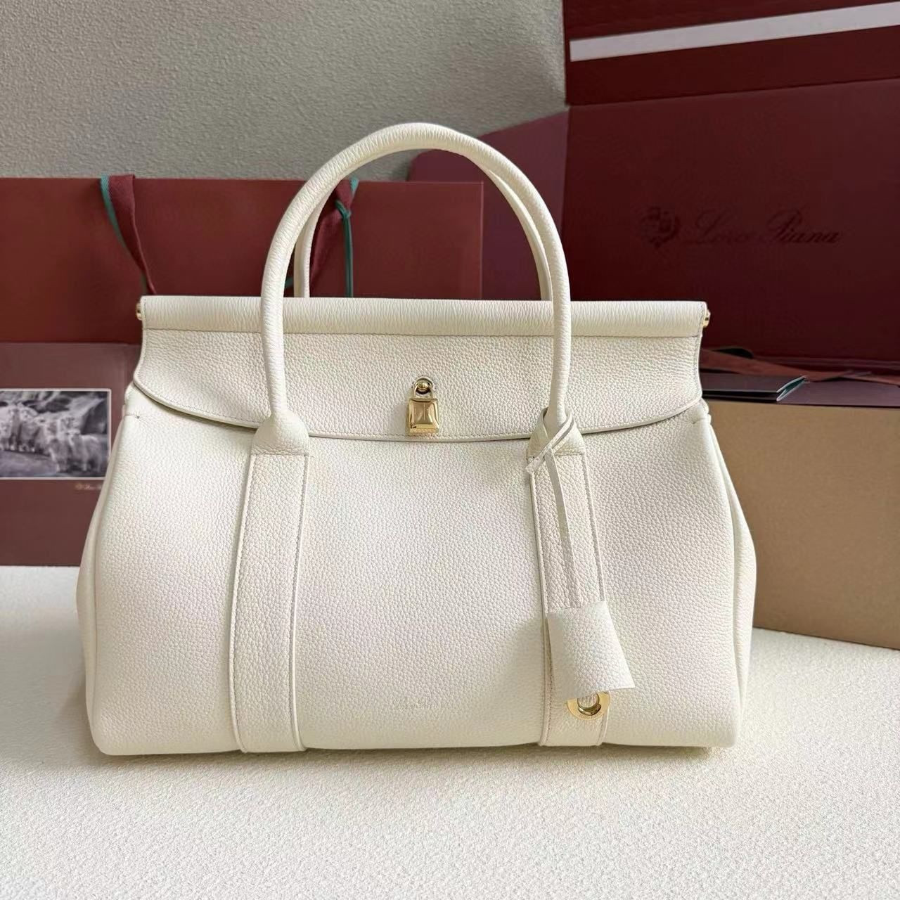 L**o p*ana Loom Bag L32 Grained Calfskin 33 x 23 x 18 cm