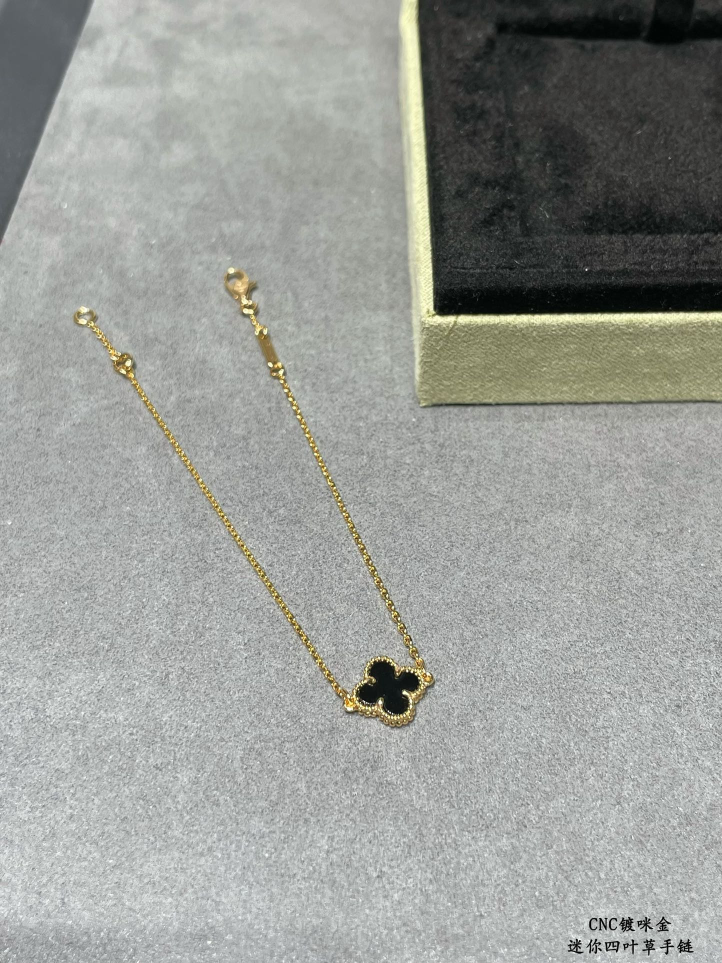 V*N CL*F & Arpels Mini High-grade Black Onyx Clover Bracelet