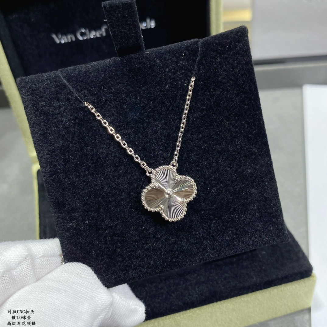 V*N CL*F & Arpels Medium Classic Four Leaf Clover Necklace Diameter approx 1.5cm,Chain length approx 40+5cm
