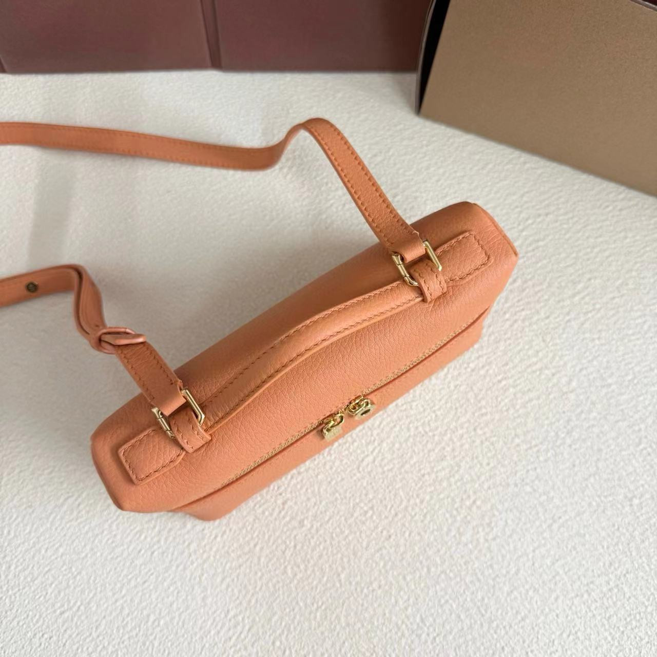 L**o p*ana Extra Pocket L19 Grained Calfskin 11 x 19 x 6.5 cm