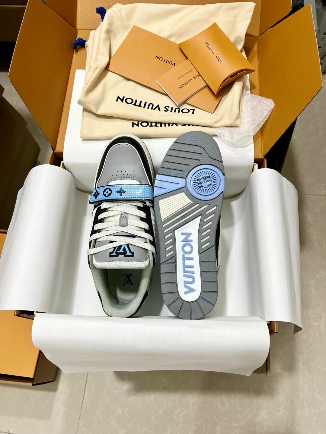 UA L0*is V*t0n LV Trainer Blue Grey Black