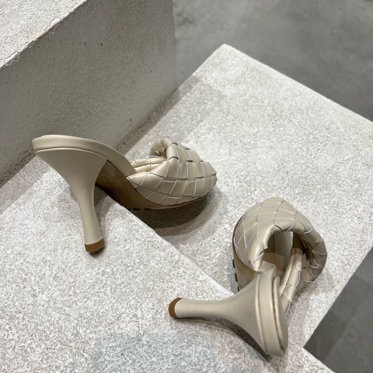 UA Bo*te*ga Ve*ne*ta Blink Slides