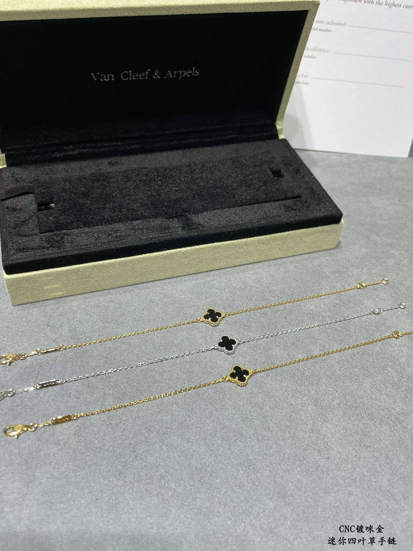 V*N CL*F & Arpels Mini High-grade Black Onyx Clover Bracelet
