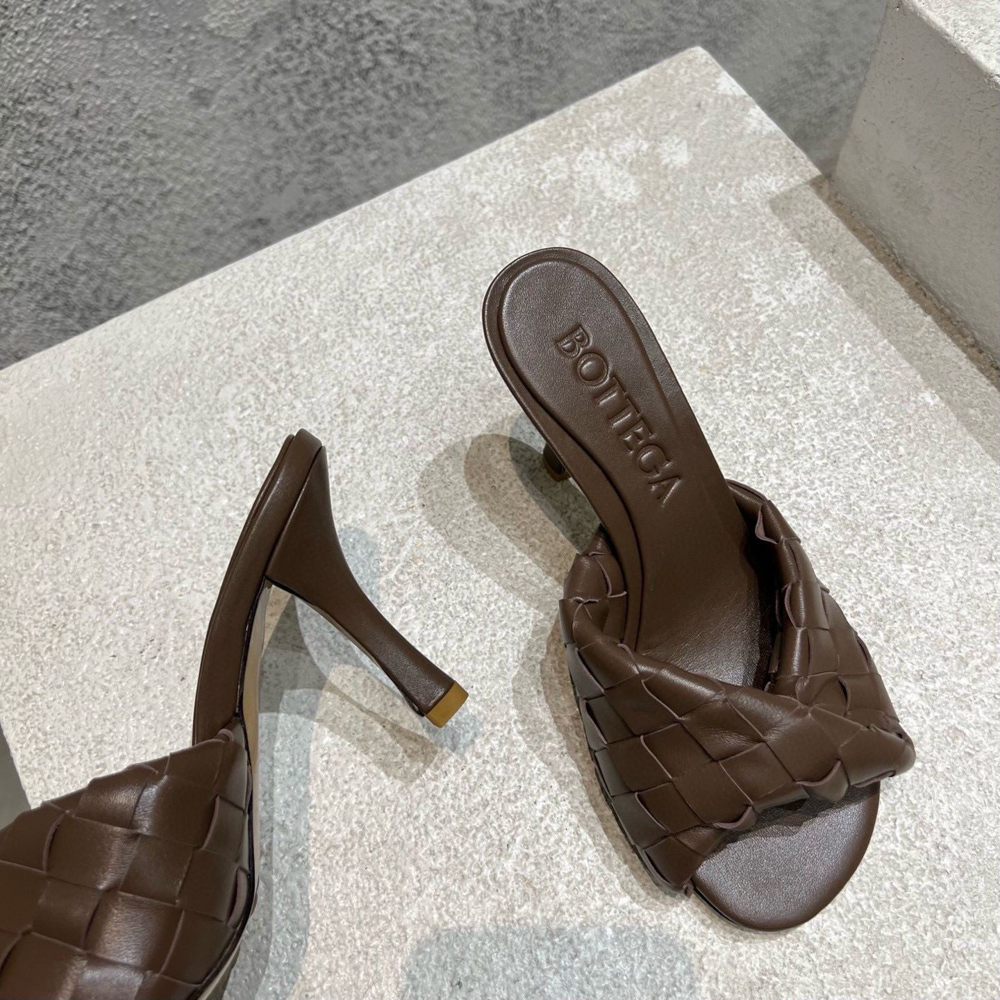 UA Bo*te*ga Ve*ne*ta Blink Slides