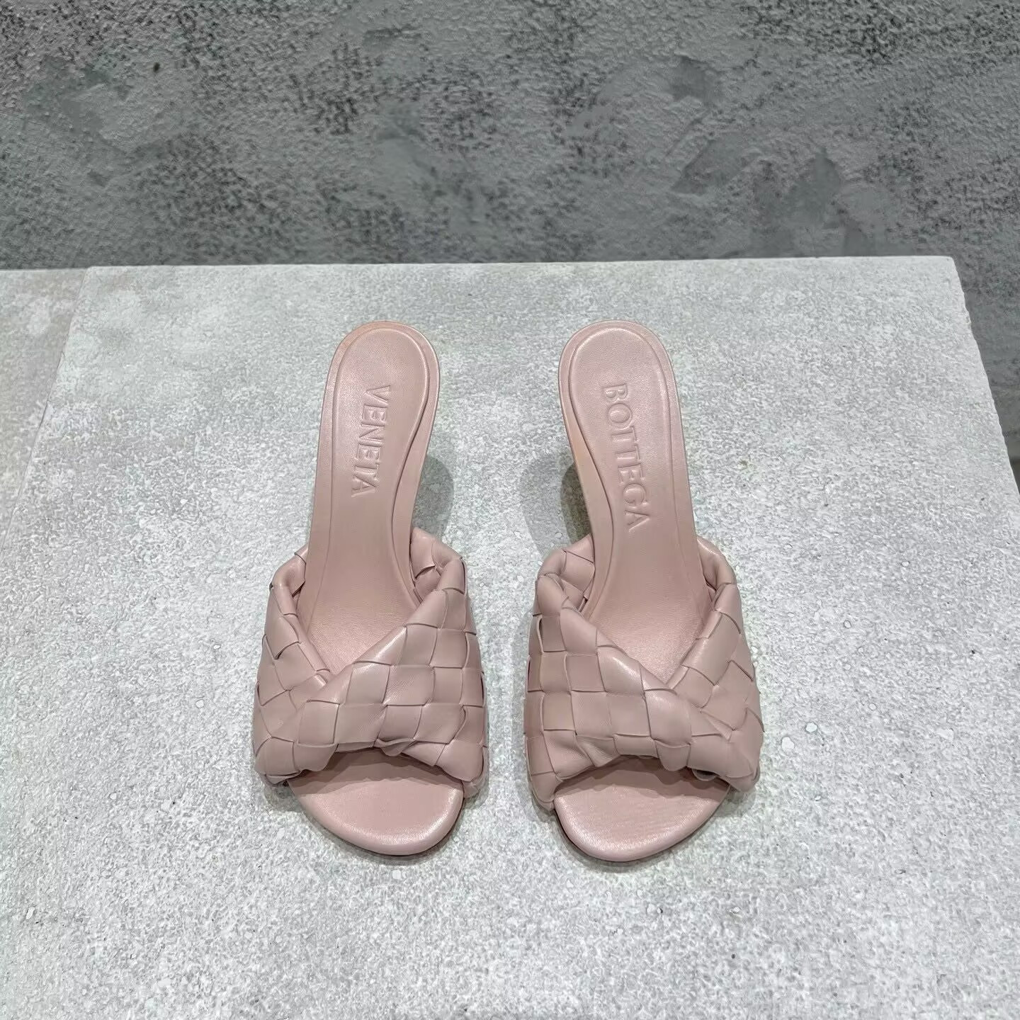 UA Bo*te*ga Ve*ne*ta Blink Slides